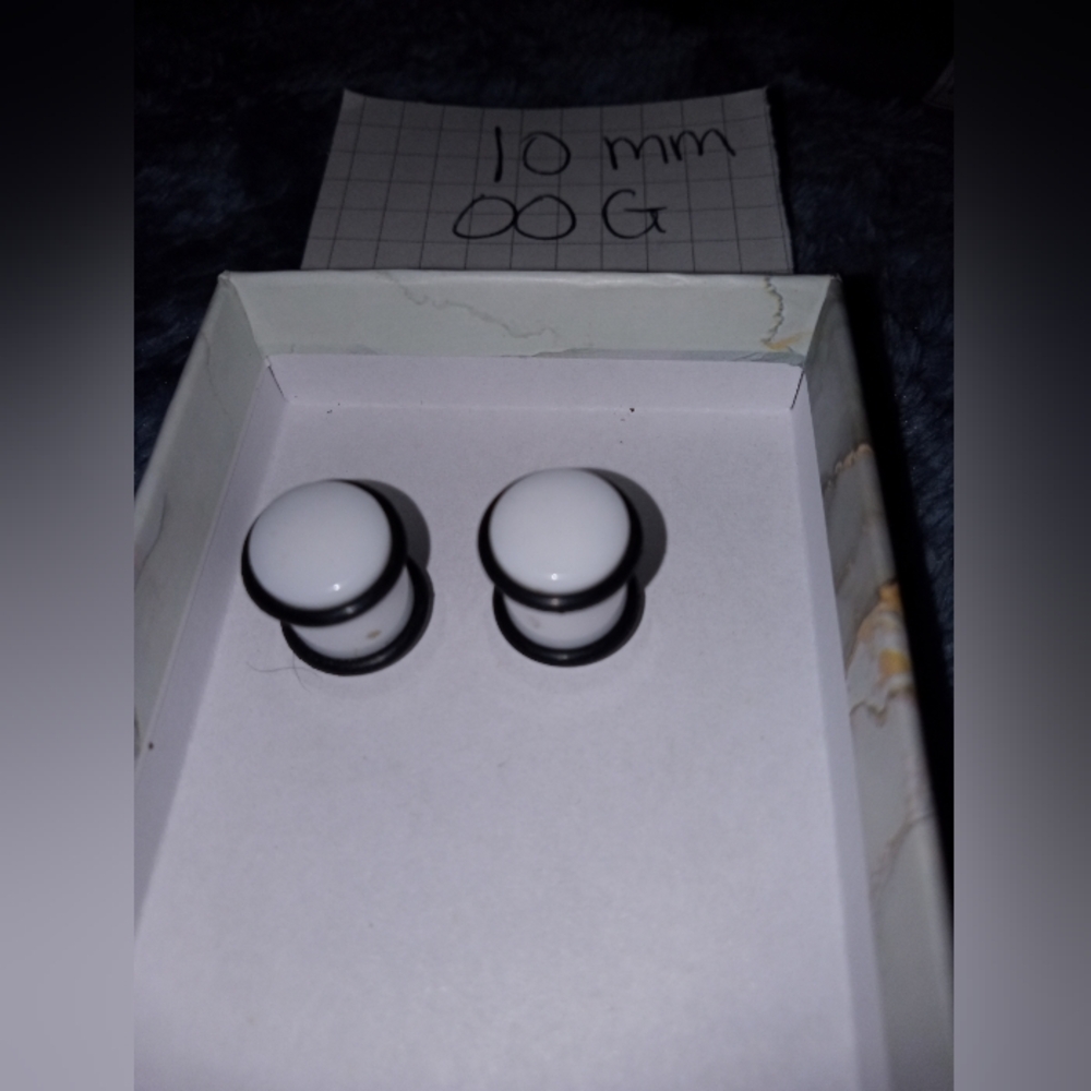 Brand new double zero gauge ear plugs